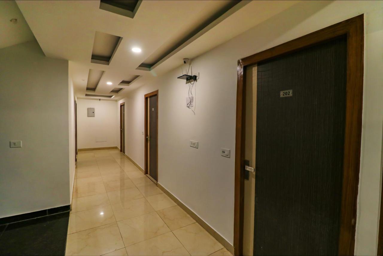 Готель Fabexpress Dolphin International Near Delhi Airport Нью-Делі Екстер'єр фото
